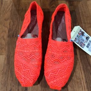 Tom’s Classic Crochet Flats, Size 9 - Neon Coral